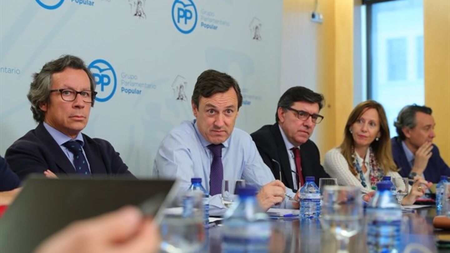 Rafael Hernando junto a otros miembros del PP