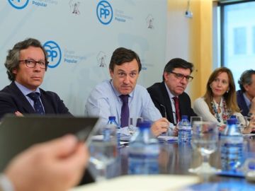 Rafael Hernando junto a otros miembros del PP Rafael Hernando junto a otros miembros del PP