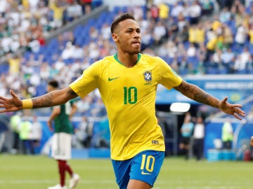 Neymar celebra su gol con la selección brasileña Neymar celebra su gol con la selección brasileña