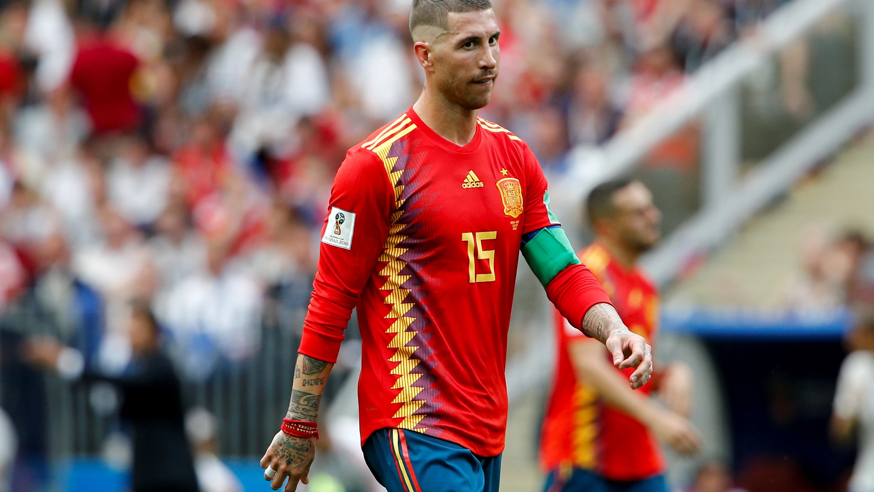 Sergio Ramos, con gesto contrariado en el partido de la selección española