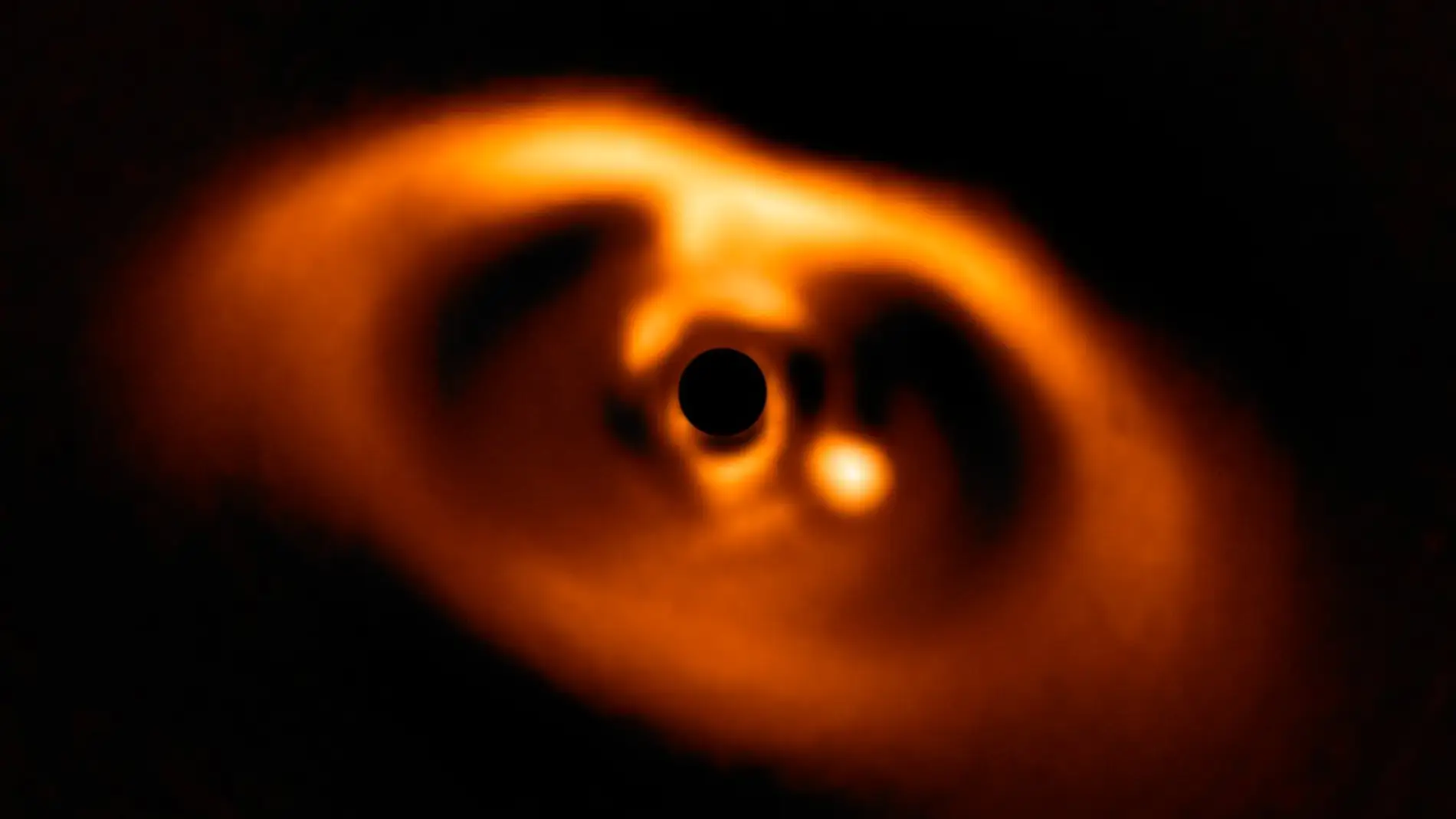 La primera fotografia de un planeta recien nacido