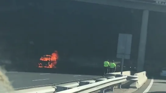 Espectacular accidente en la M-40: un coche ardiendo provoca grandes atascos en el acceso a Madrid Espectacular accidente en la M-40: un coche ardiendo provoca grandes atascos en el acceso a Madrid