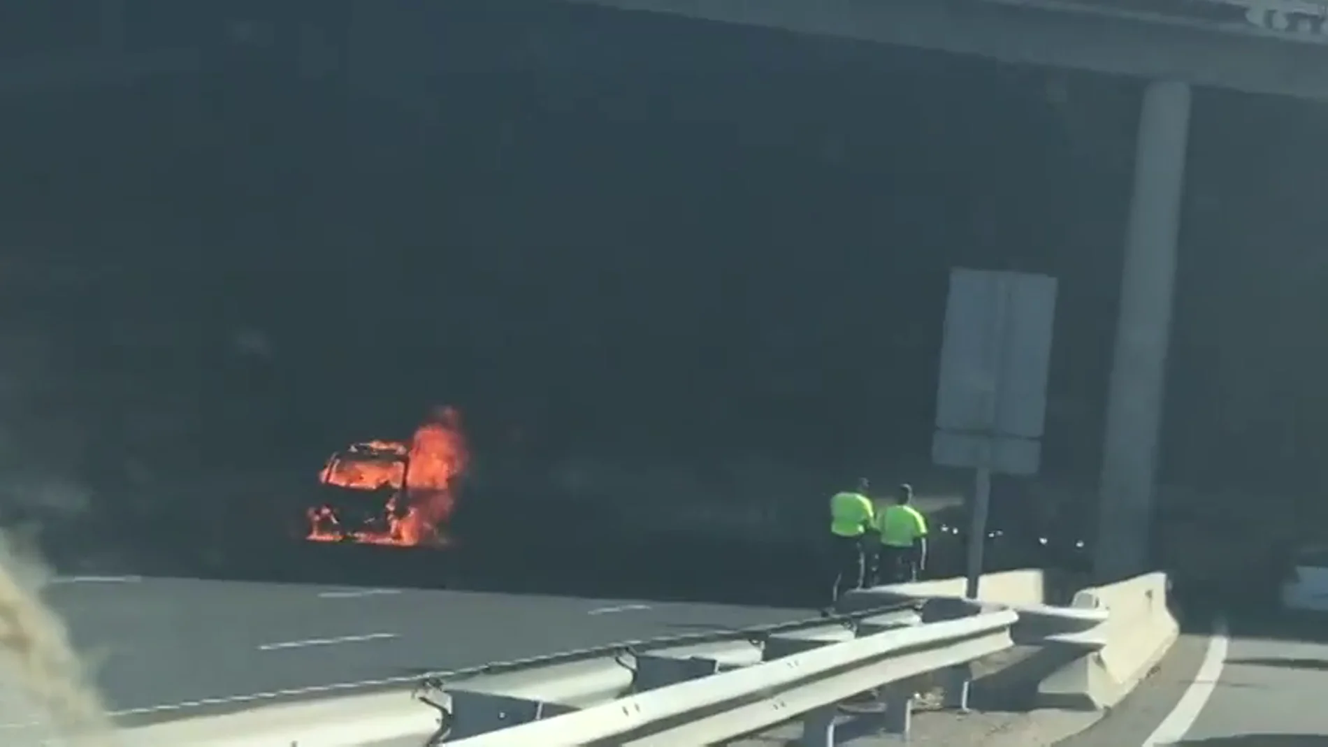 Espectacular accidente en la M-40: un coche ardiendo provoca grandes atascos en el acceso a Madrid
