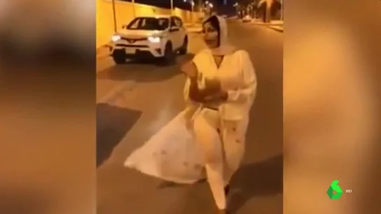 Una periodista juzgada por usar pantalones. Una periodista juzgada por usar pantalones.