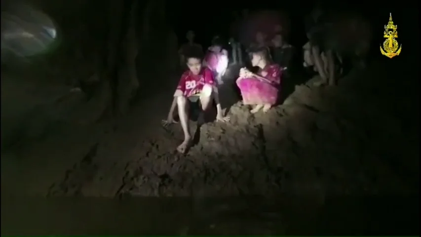 Localizan con vida a los 12 niños y el adulto desaparecidos hace más de una semana en una cueva de Tailandia 