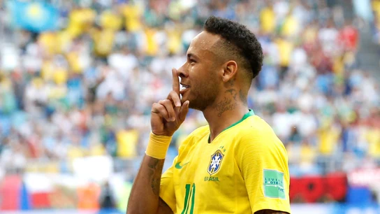 Neymar manda callar a los aficionados tras marcar un gol Neymar manda callar a los aficionados tras marcar un gol