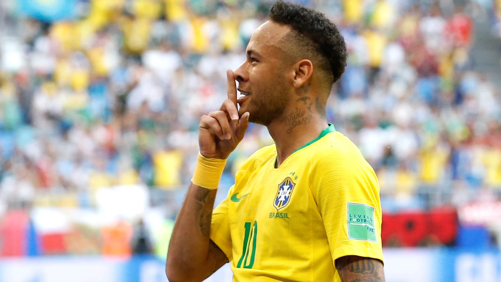 Neymar manda callar a los aficionados tras marcar un gol