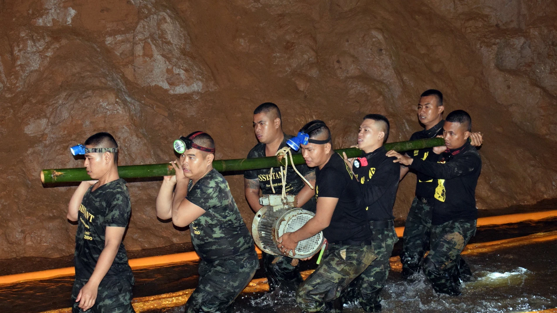 Parte del equipo de rescate del equipo atrapado en una cueva en Tailandia