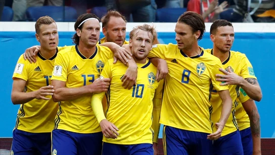 Forsberg celebra su gol con sus compañeros de Suecia Forsberg celebra su gol con sus compañeros de Suecia