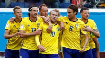 Forsberg celebra su gol con sus compañeros de Suecia