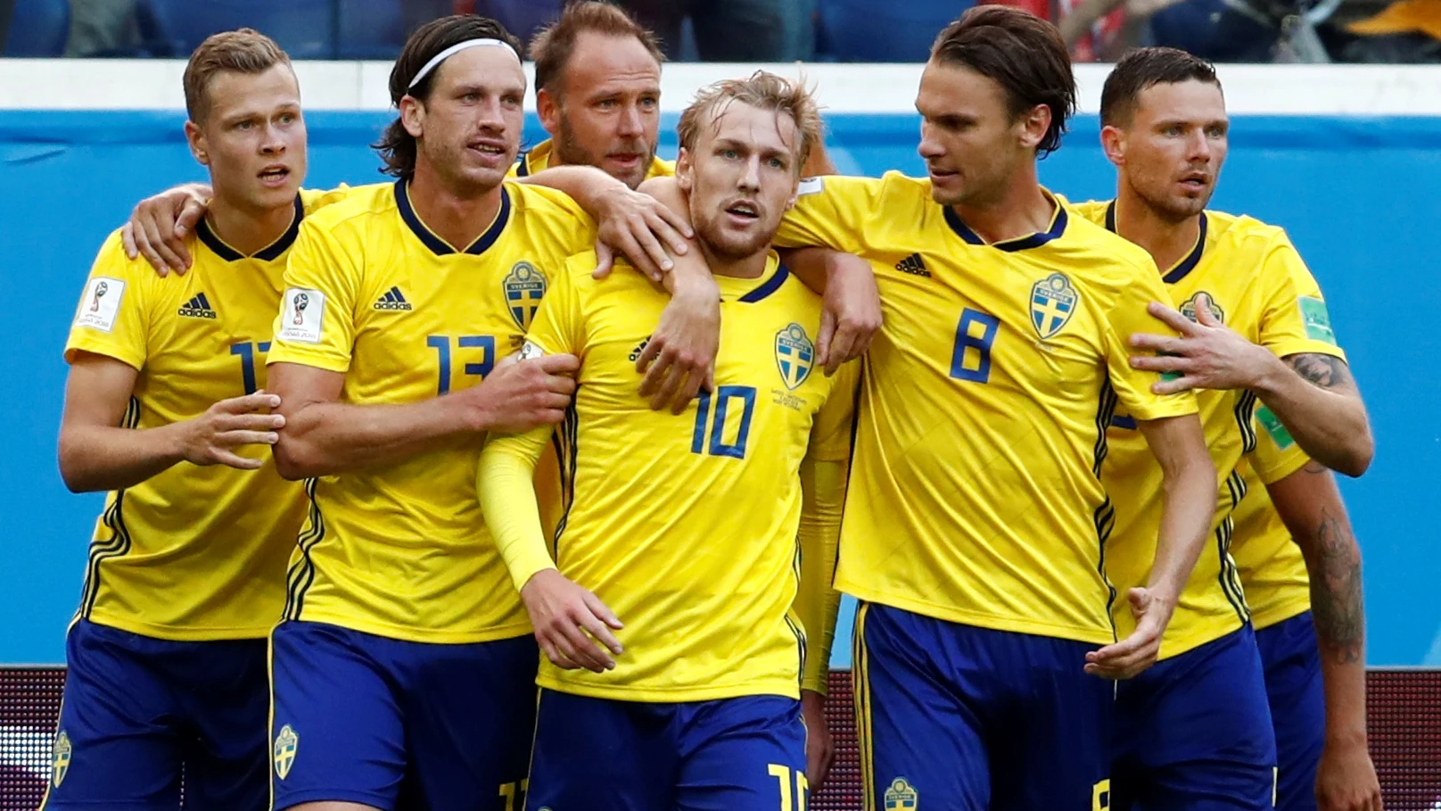 Forsberg celebra su gol con sus compañeros de Suecia