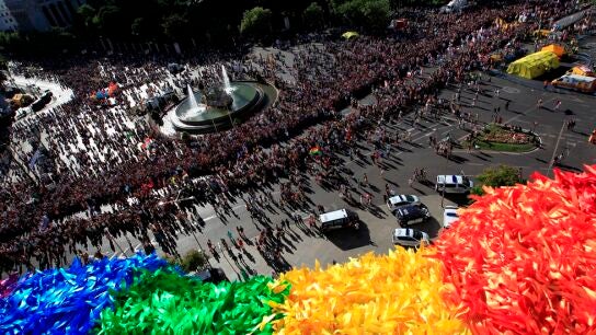 Vista desde el Palacio Cibeles de Madrid de la manifestaci&oacute;n del Orgullo 
