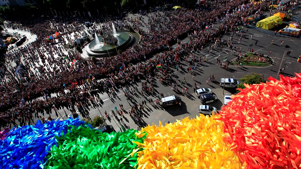 Vista desde el Palacio Cibeles de Madrid de la manifestación del Orgullo 