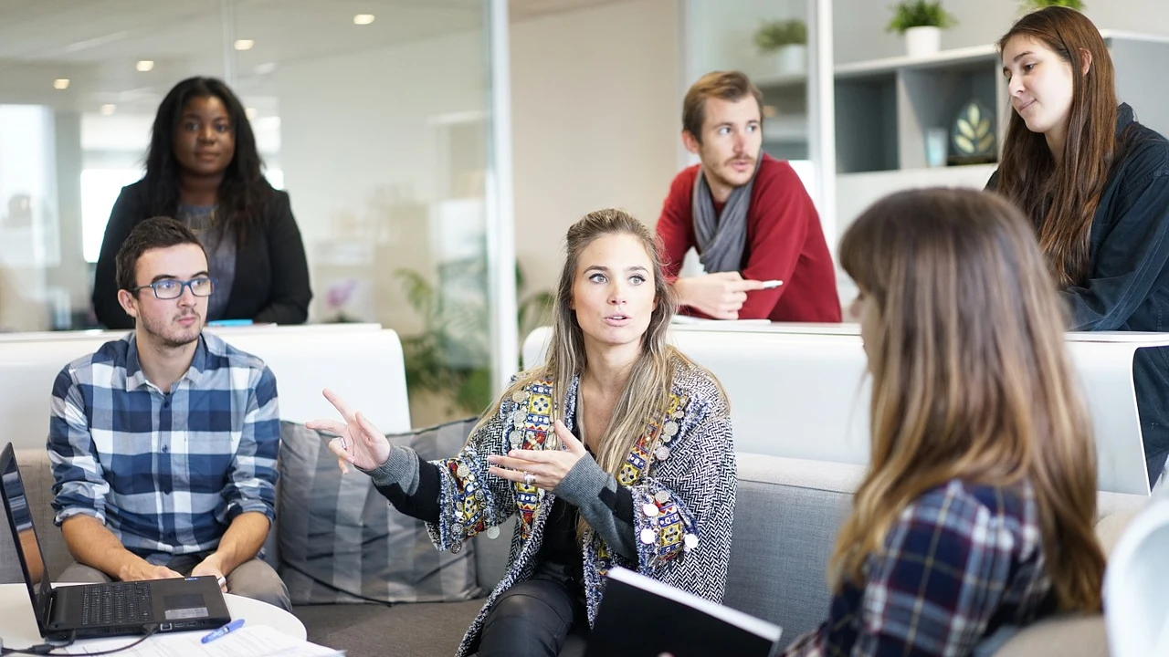 hombres y mujeres en el trabajo