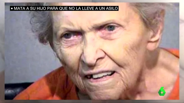 Una anciana siendo juzgada por matar a su hijo