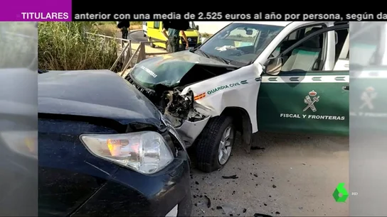 Un todoterreno embiste a un vehículo de la Guardia Civil Un todoterreno embiste a un vehículo de la Guardia Civil