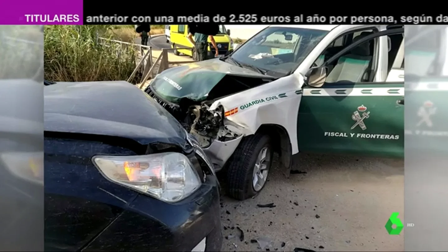 Un todoterreno embiste a un vehículo de la Guardia Civil Un todoterreno embiste a un vehículo de la Guardia Civil