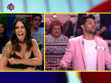 Lorena Castell y un concursante de Ahora Caigo