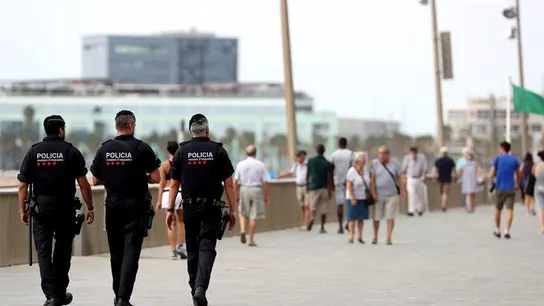 Tres Mossos d'Esquadra patrullan por el paseo marítimo de Barcelona Tres Mossos d'Esquadra patrullan por el paseo marítimo de Barcelona
