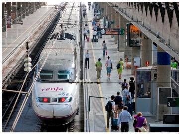 Un tren Ave de Renfe. Un tren Ave de Renfe.