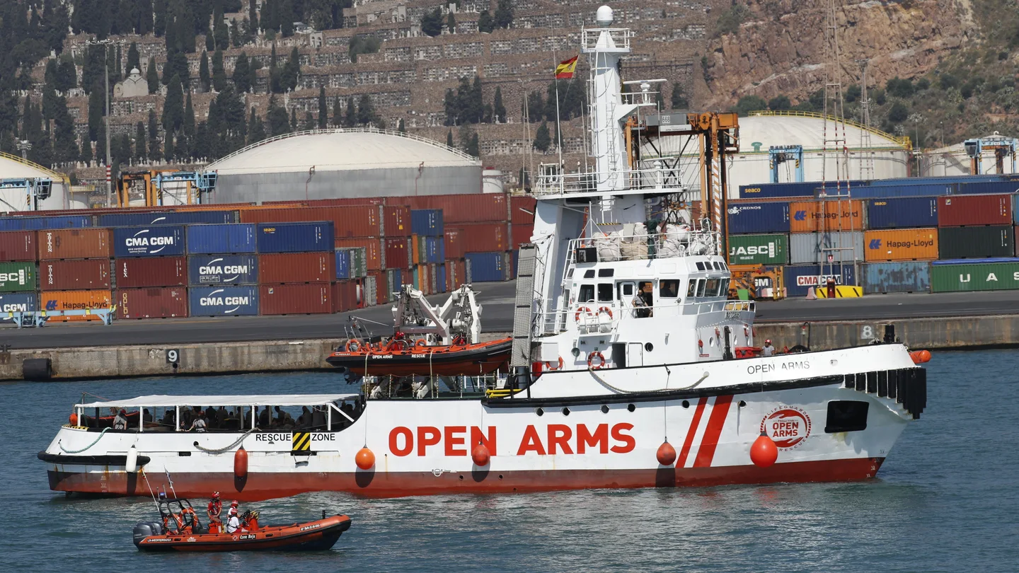 El barco Open Arms llega al puerto de Barcelona El barco Open Arms llega al puerto de Barcelona