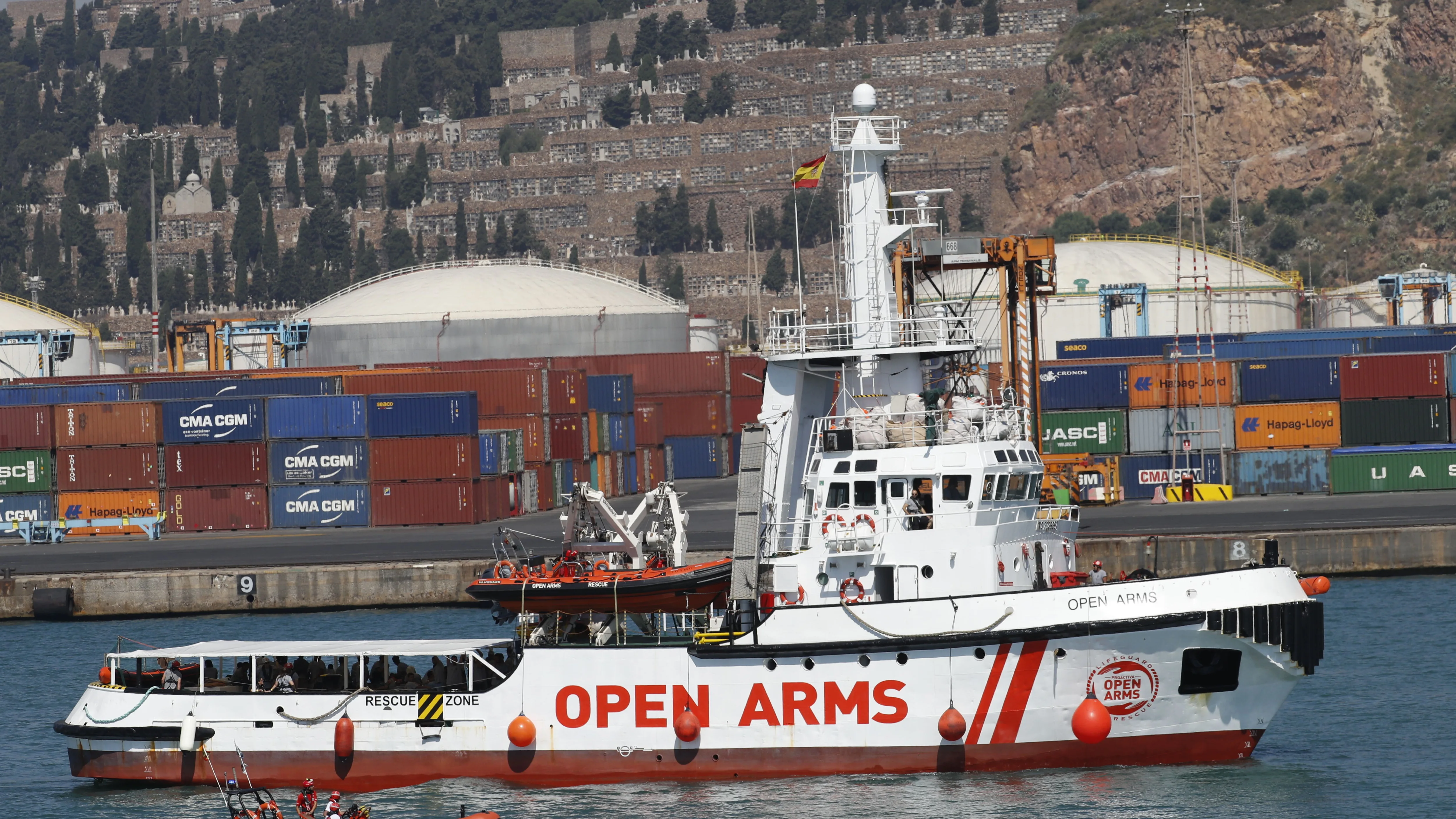 El barco Open Arms llega al puerto de Barcelona