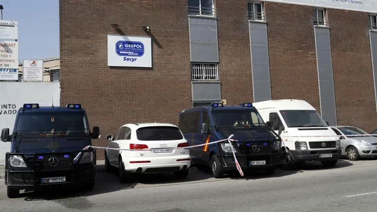 Vehículos policiales en los registros efectuados en la empresa Gespol, una filial de Sacyr. Vehículos policiales en los registros efectuados en la empresa Gespol, una filial de Sacyr.