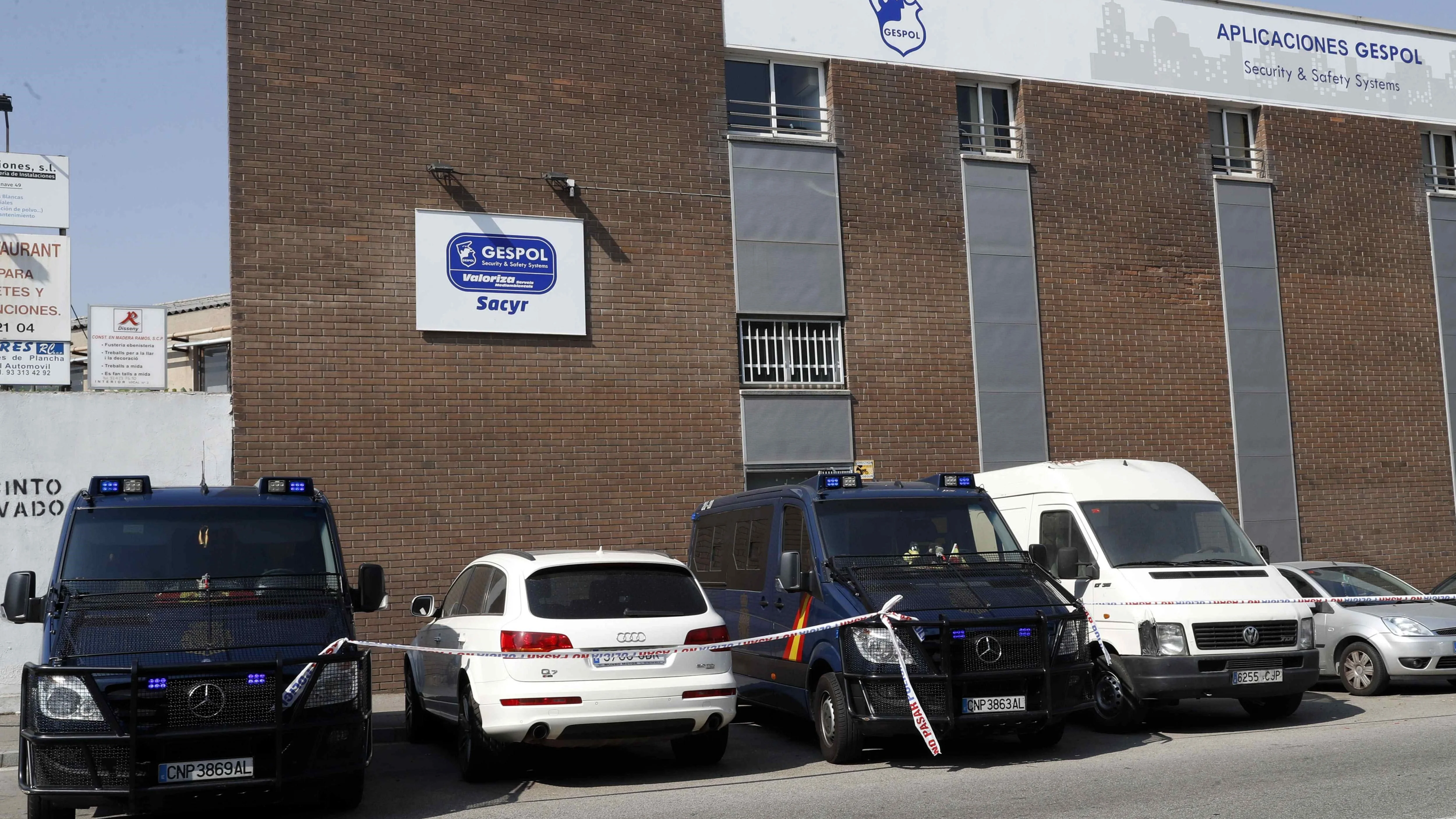 Vehículos policiales en los registros efectuados en la empresa Gespol, una filial de Sacyr.