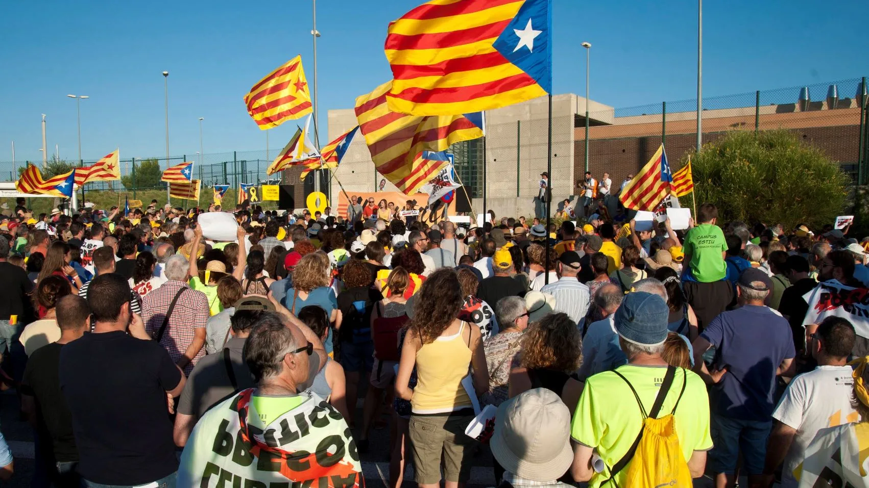 Protestas frente a Puig de les Bassas