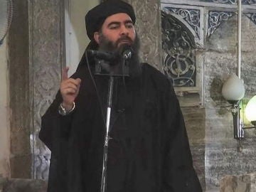 Abu Bakr al-Baghdadi, uno de los hijos del líder del Dáesh, pronunciando un discurso en una localización sin especificar Abu Bakr al-Baghdadi, uno de los hijos del líder del Dáesh, pronunciando un discurso en una localización sin especificar