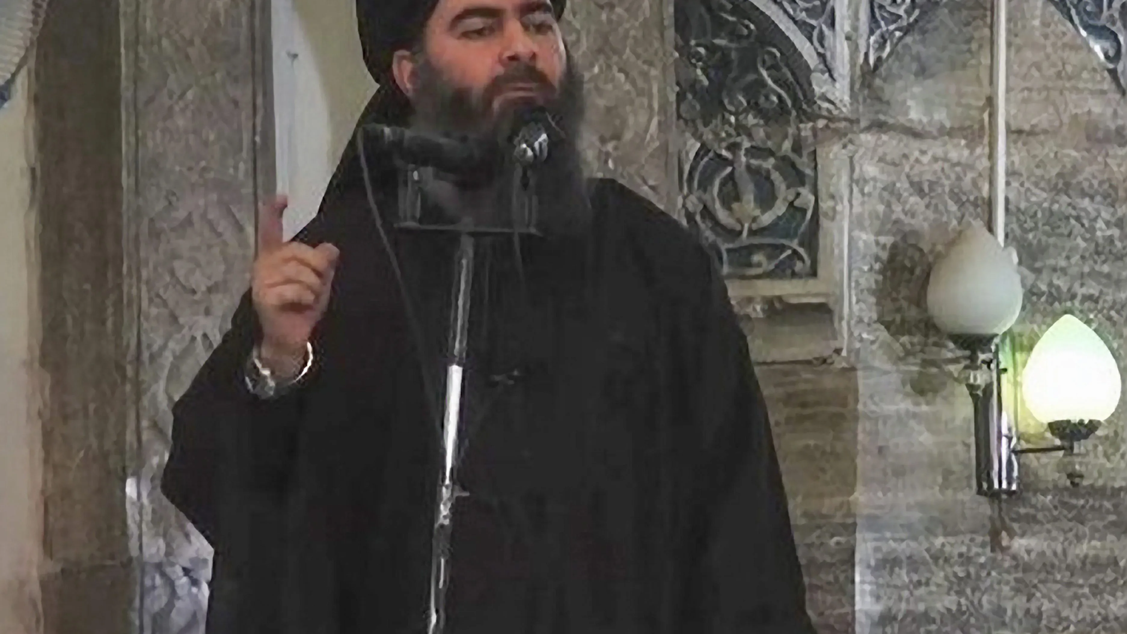 Abu Bakr al-Baghdadi, uno de los hijos del líder del Dáesh, pronunciando un discurso en una localización sin especificar