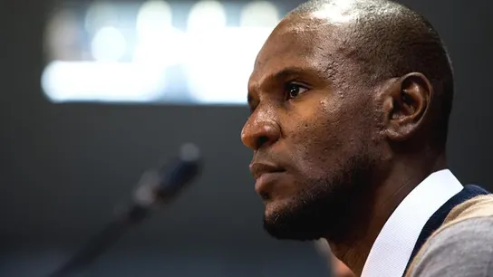 Eric Abidal en una rueda de prensa Eric Abidal en una rueda de prensa