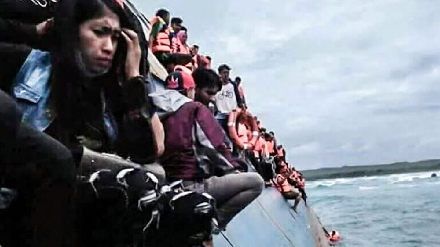 Momento del rescate de decenas de personas tras el naufragio de un ferry frente a la isla de C&eacute;lebes