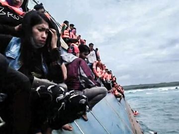 Momento del rescate de decenas de personas tras el naufragio de un ferry frente a la isla de Célebes Momento del rescate de decenas de personas tras el naufragio de un ferry frente a la isla de Célebes