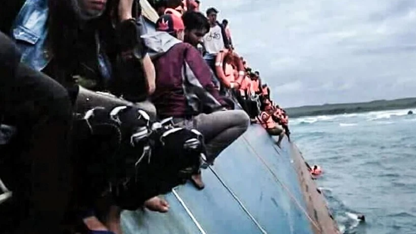  Momento del rescate de decenas de personas tras el naufragio de un ferry frente a la isla de Célebes