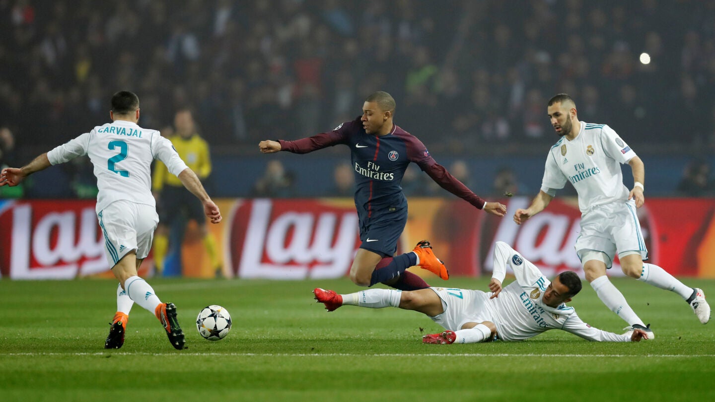 Mbapp&eacute; regatea a varios jugadores del Real Madrid