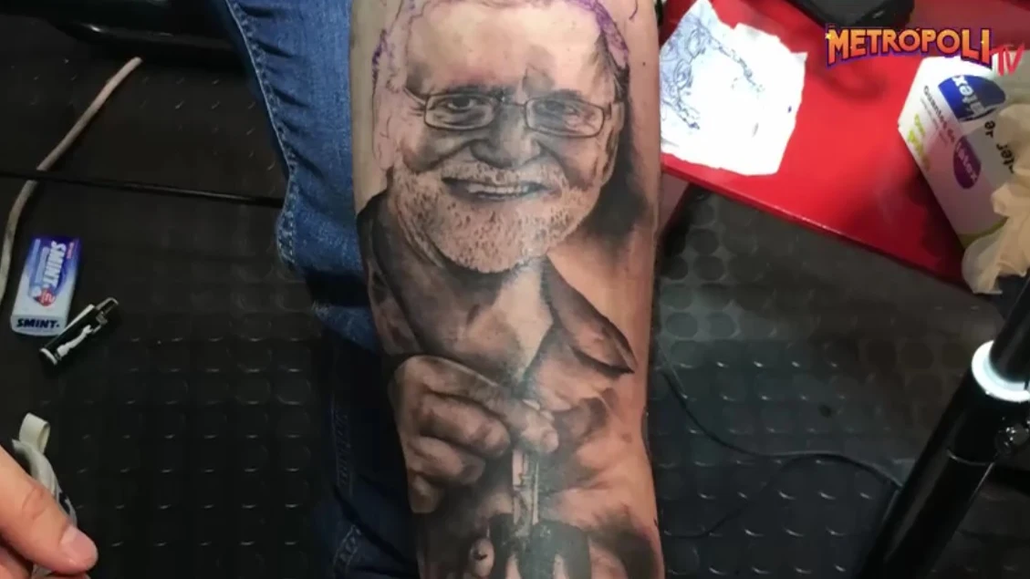 El tatuaje de Rajoy que un joven se ha hecho en el antebrazo El tatuaje de Rajoy que un joven se ha hecho en el antebrazo