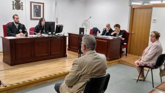 Laureano Oubiña y Carmen Avendaño en los juzgados. Laureano Oubiña y Carmen Avendaño en los juzgados.