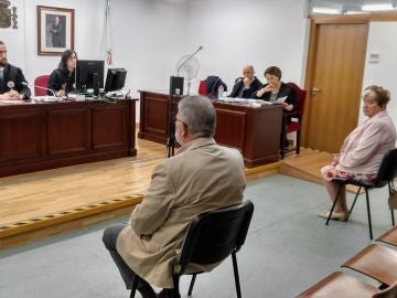 Laureano Oubiña y Carmen Avendaño en los juzgados. Laureano Oubiña y Carmen Avendaño en los juzgados.