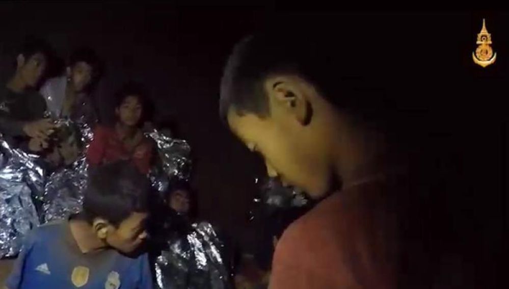 Algunos de los niños atrapados en la cueva de Tailandia