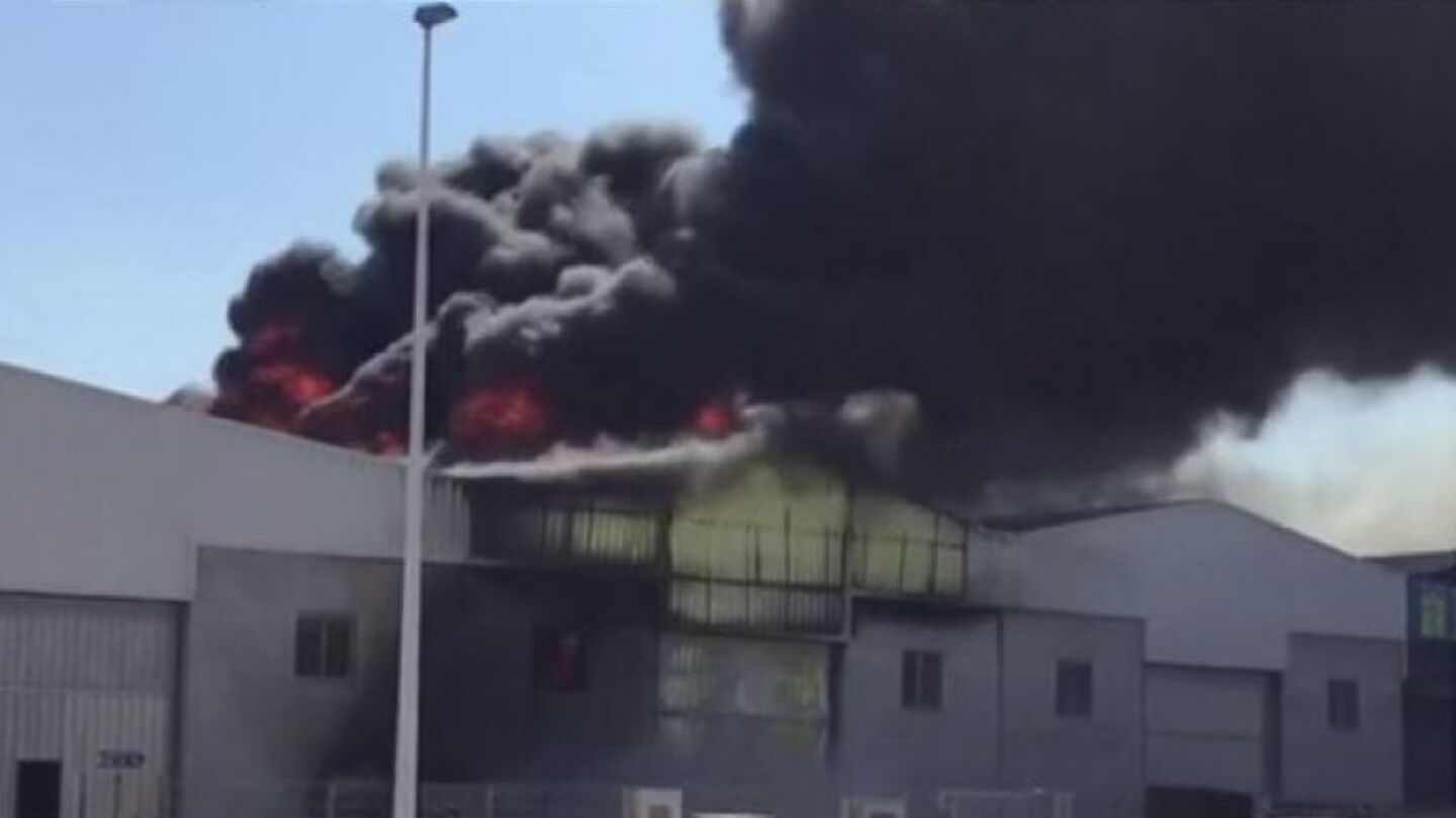Incendio en una f&aacute;brica de Manises
