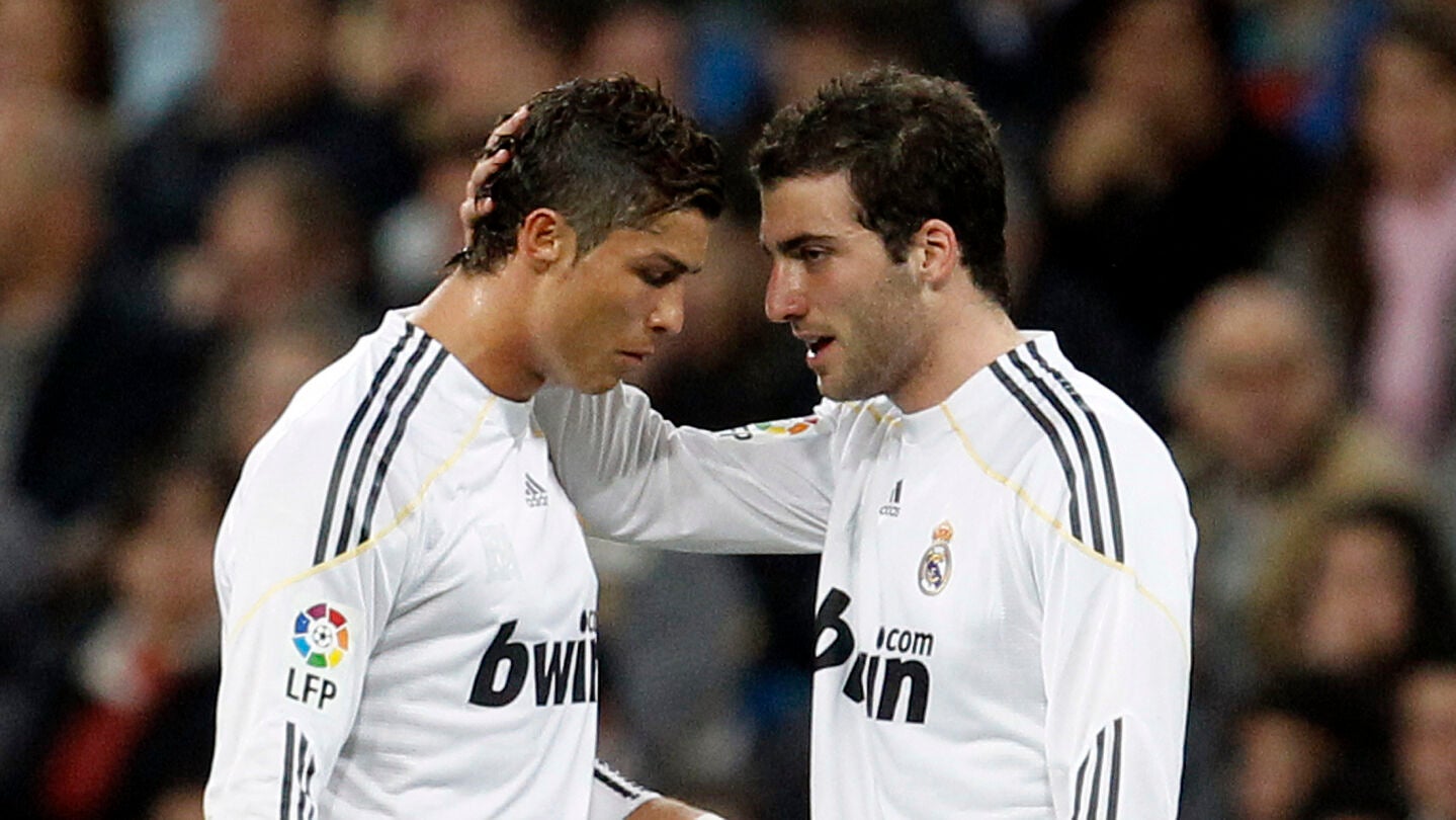 Cristiano Ronaldo e Higua&iacute;n, durante un partido con el Real Madrid