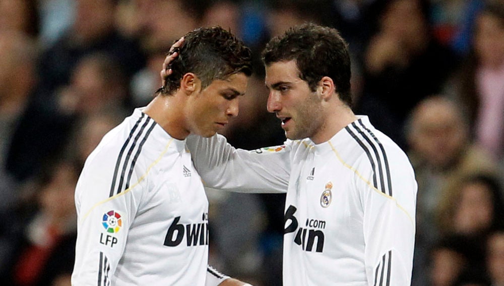 Cristiano Ronaldo e Higuaín, durante un partido con el Real Madrid