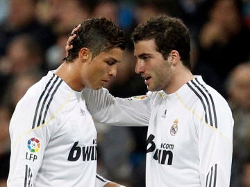 Cristiano Ronaldo e Higuaín, durante un partido con el Real Madrid Cristiano Ronaldo e Higuaín, durante un partido con el Real Madrid