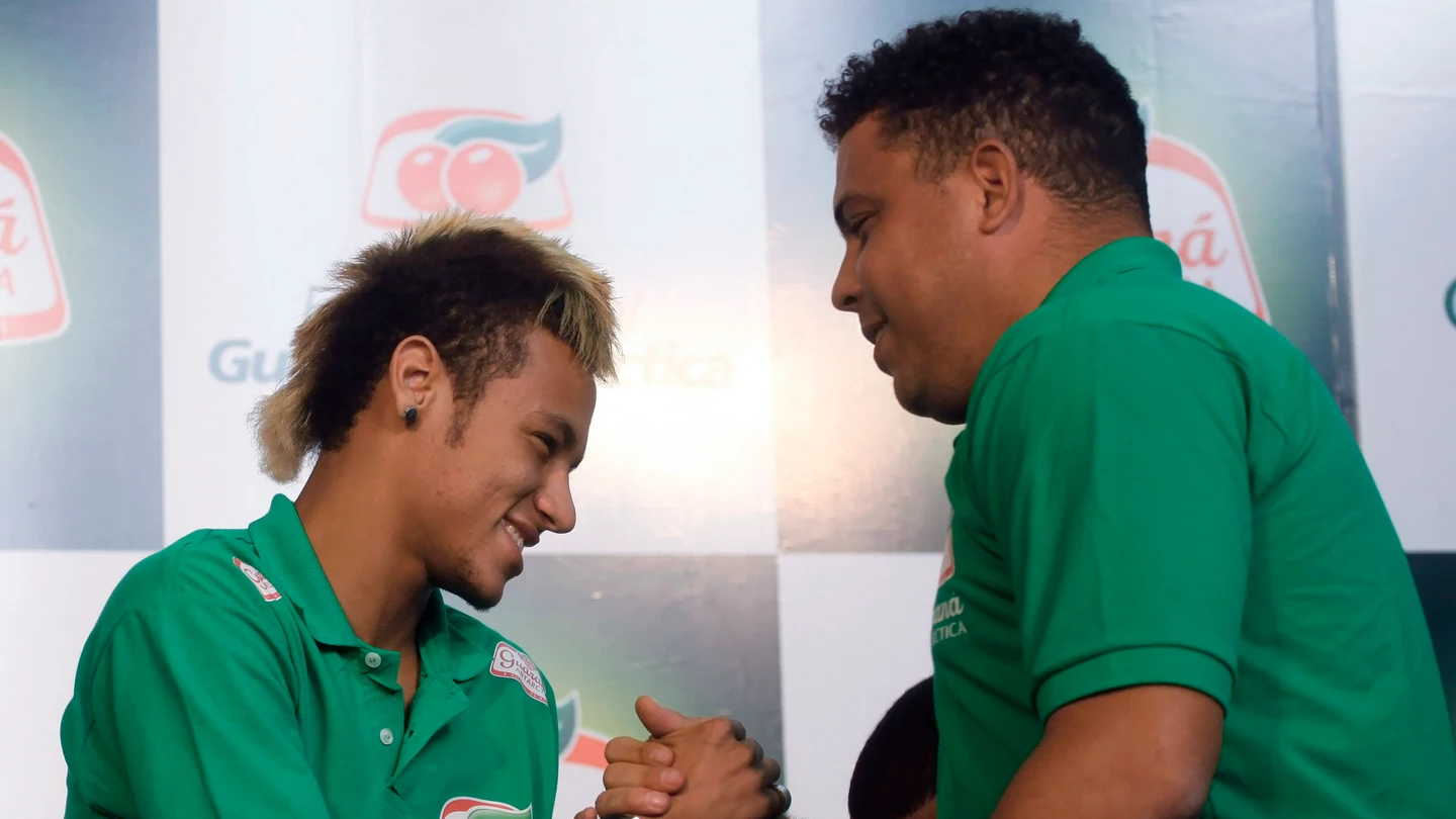 Neymar y Ronaldo se saludan durante un acto en 2011 Neymar y Ronaldo se saludan durante un acto en 2011