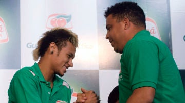 Neymar y Ronaldo se saludan durante un acto en 2011