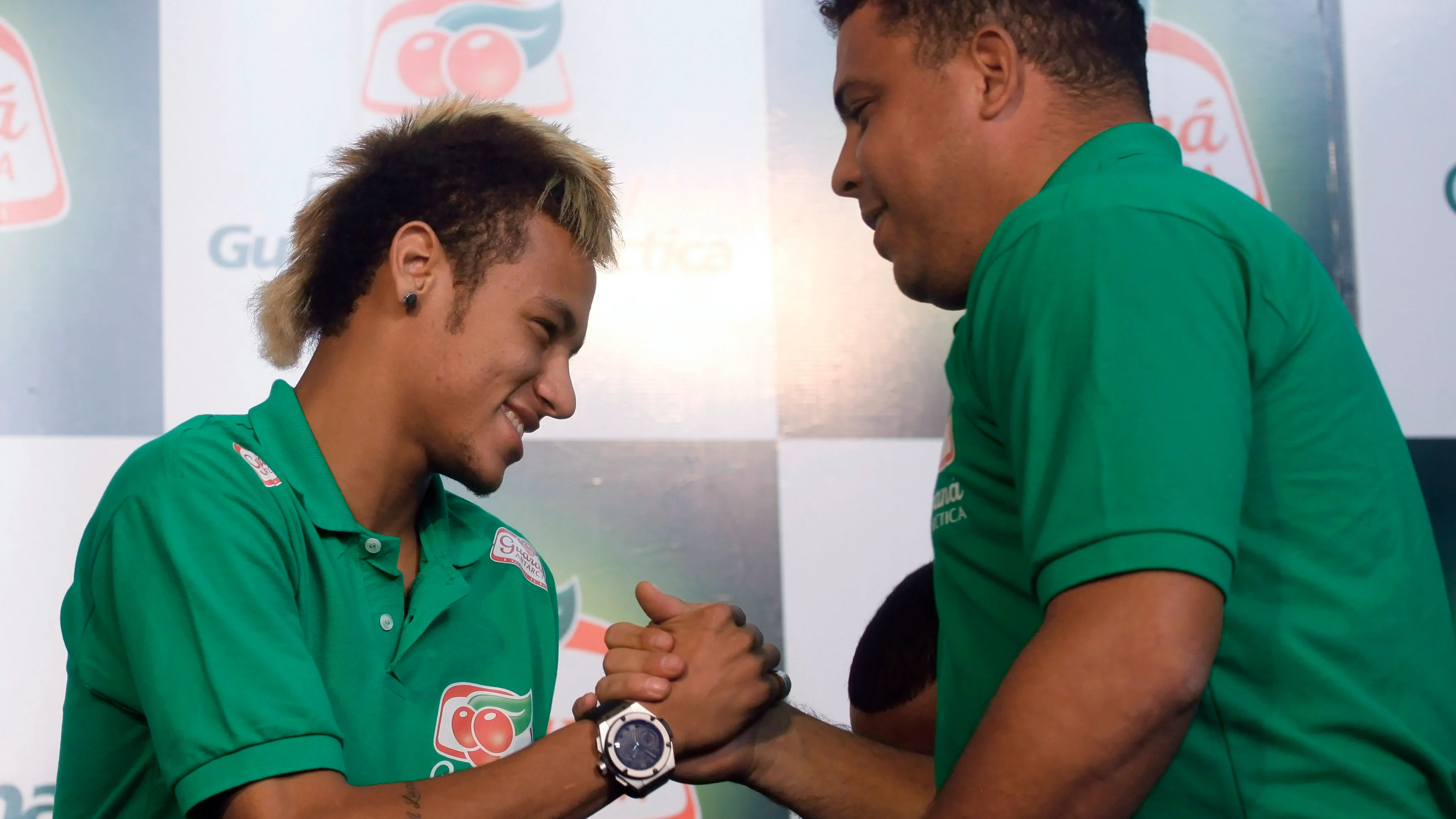 Neymar y Ronaldo se saludan durante un acto en 2011