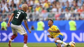 Neymar se duele tras recibir la falta de un rival