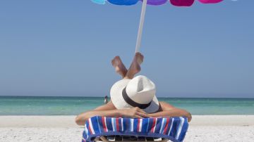 mujer tomando el sol
