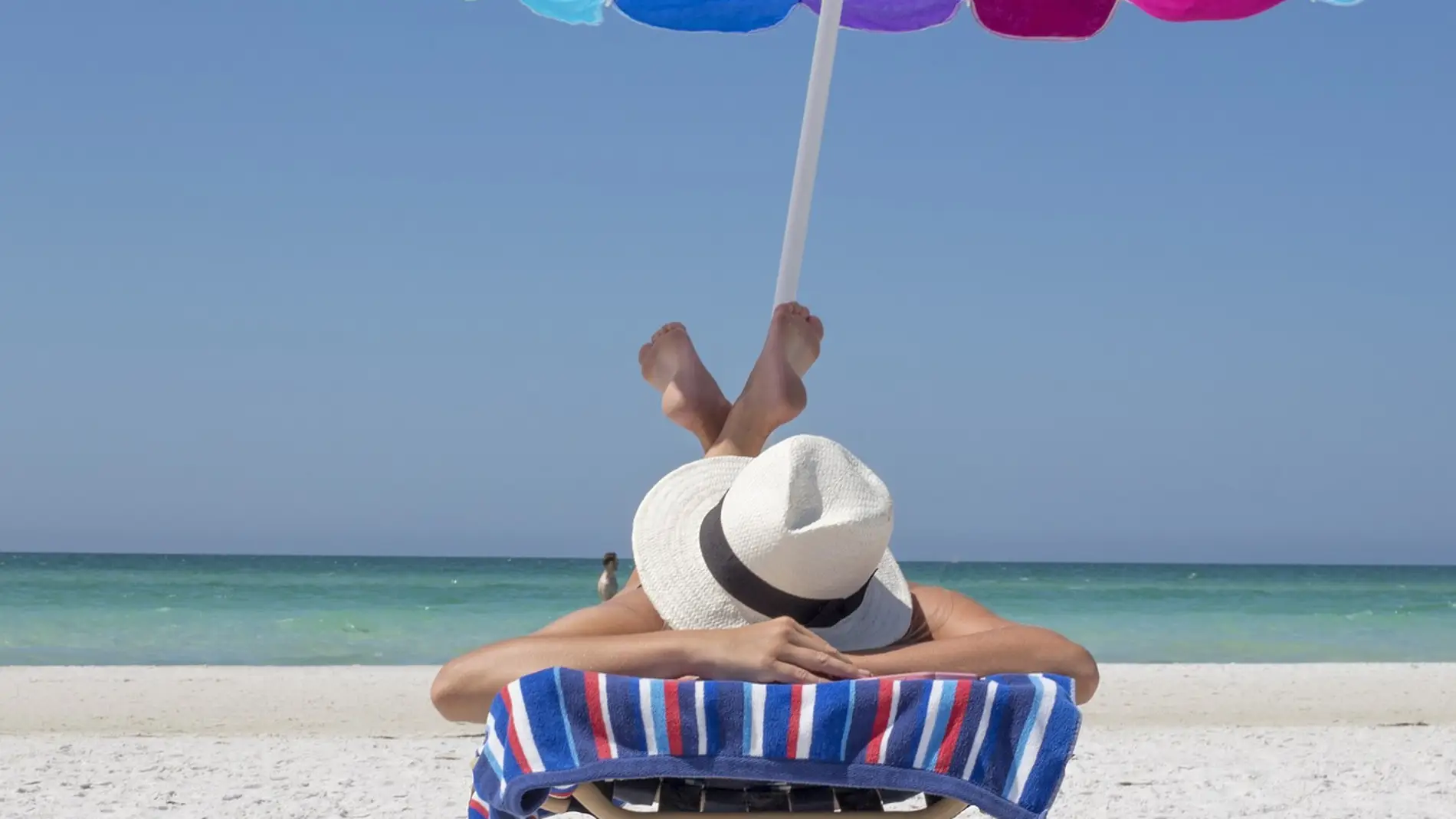 mujer tomando el sol